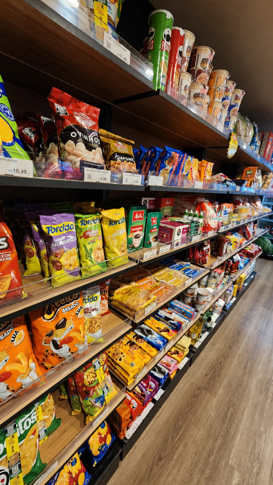 Variedade de snacks nas prateleiras